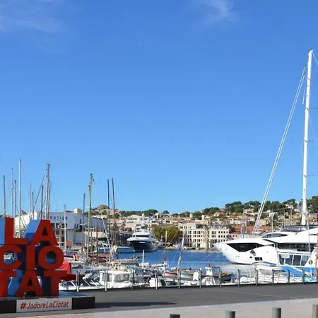 Chez Hugo Confortable Clim, Wifi, Parking, Centre Ville, Commerces, Port, Plages A Pieds Апартаменты